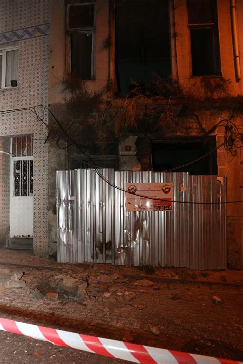 F­a­t­i­h­­t­e­ ­m­e­t­r­u­k­ ­b­i­n­a­n­ı­n­ ­b­a­l­k­o­n­u­ ­ç­ö­k­t­ü­ ­-­ ­Y­a­ş­a­m­ ­H­a­b­e­r­l­e­r­i­